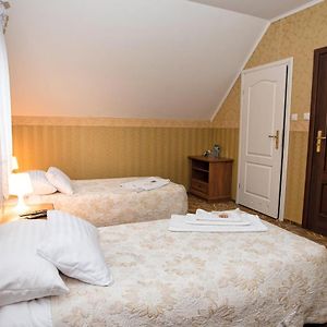 Pokój z dwoma pojedynczymi łóżkami